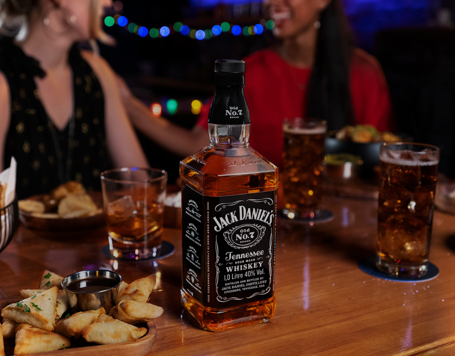 Jack Daniel's Flasche auf einem Tisch mit Essen