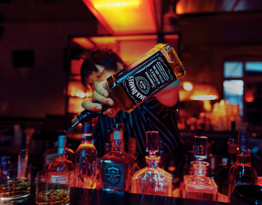 Barkeeper schenkt Jack Daniel's in ein Glas