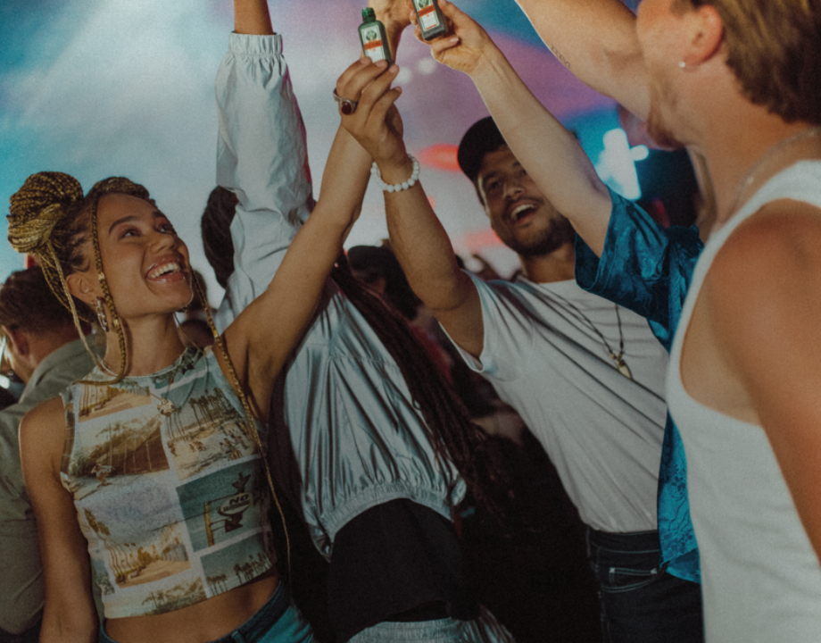 Leute stoßen mit Jägermeister Shots an in einem Club