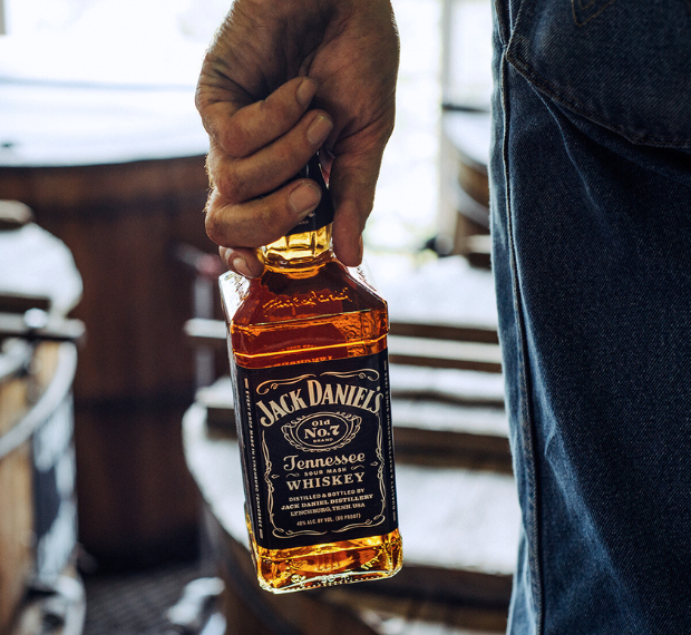 Jack Daniel's Flasche in der Hand eines Mannes