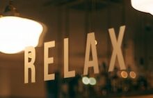 Eine Bar mit RELAX-Schriftzug auf der Scheibe