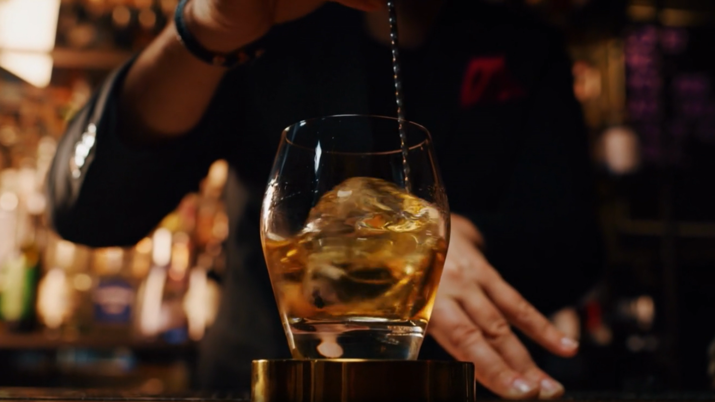 Whiskey Glas wird umgerührt