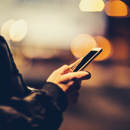 Ein Smartphone in der Hand