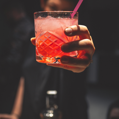 Ein volles Whisky-Glas mit Strohhalm