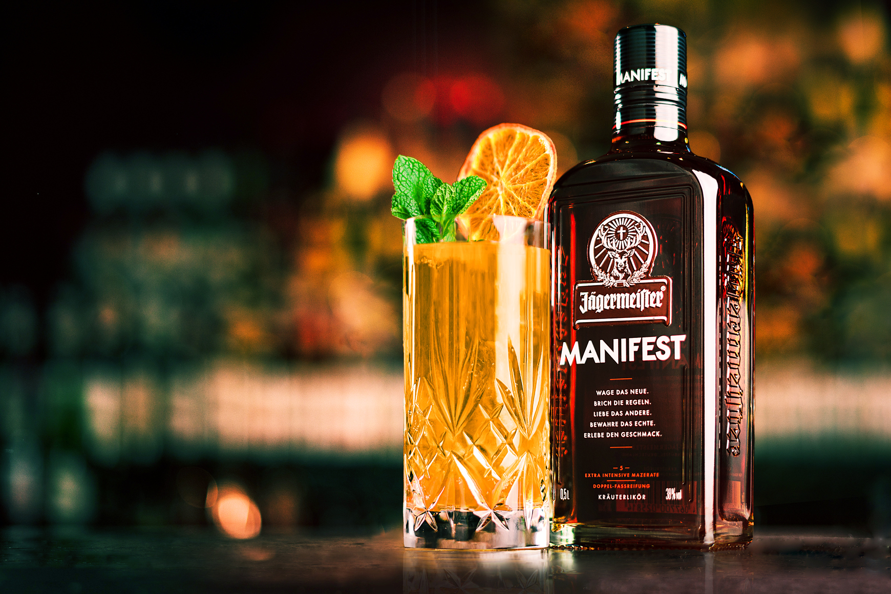 Jägermeister Manifest mit vollem Glas daneben
