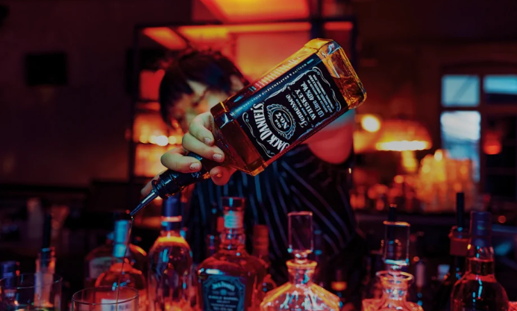 Ein Bartender mixt einen Drink mit Jack Daniel's