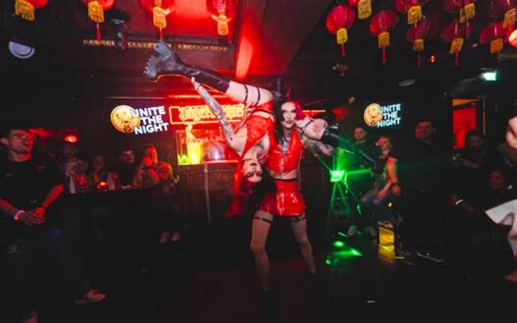 zwei tanzende Menschen in einem Nachtclub
