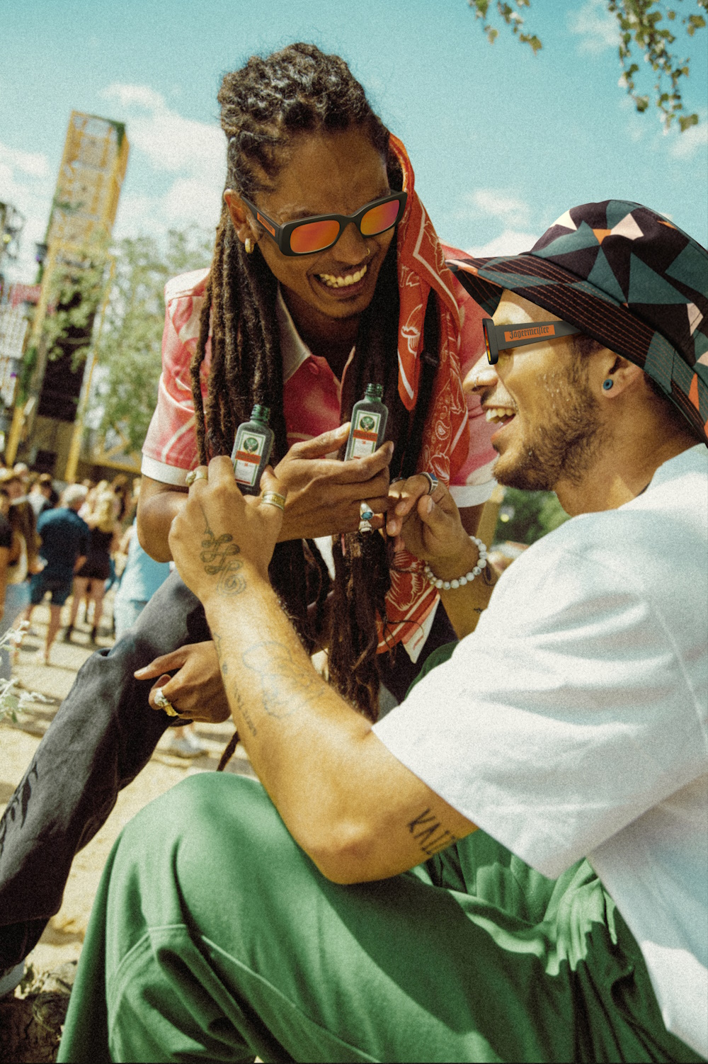zwei Personen halten jeweils eine Jägermeister Flasche mit 4cl