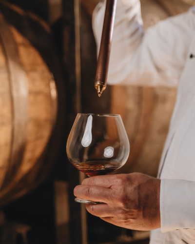 Probe aus Whisky-Fass mit Pipette