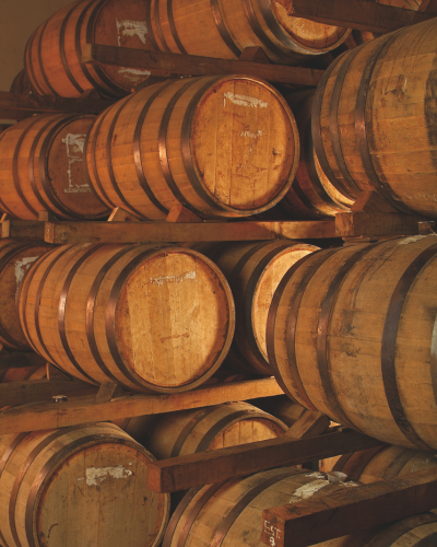 Fässer mit premium Whisky gestapelt