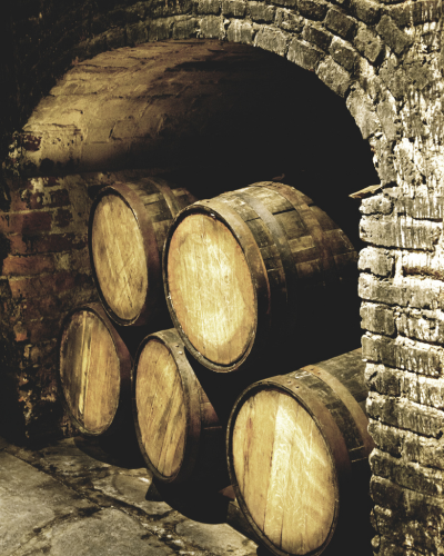 Fässer mit premium Whisky gestapelt