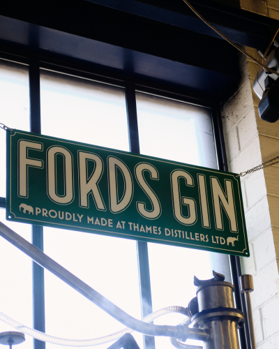 Ein Schild von Fords Gin