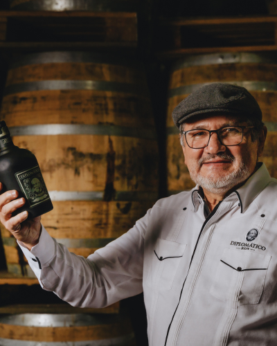 Ein Mann hält eine Flasche Diplomatico