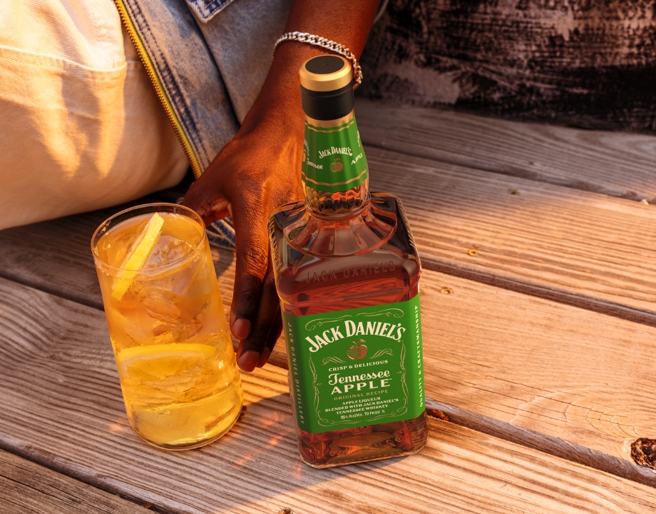 Jack Daniel’s Apple auf Holz mit Longdrink-Glas.