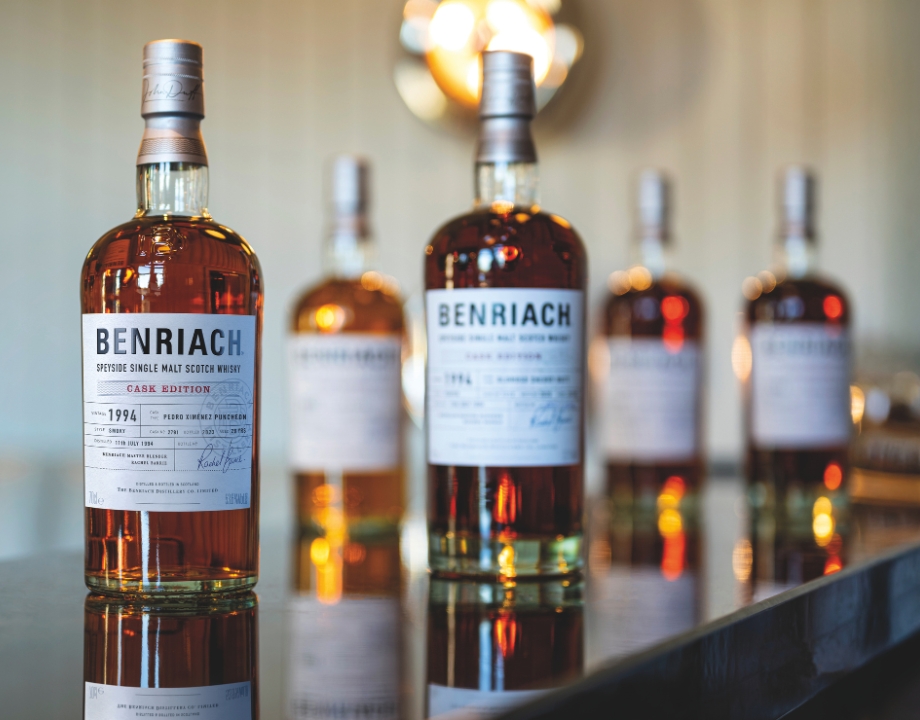 Fünf BenRiach Whisky-Flaschen auf einem dunklen Tresen.