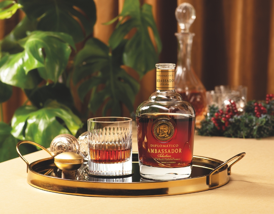 Diplomatico Ambassador Rum mit Glas auf einem Goldtablett.