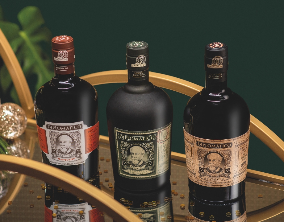 Drei Diplomatico Rum-Varianten auf einem gläsernen Beistelltisch.