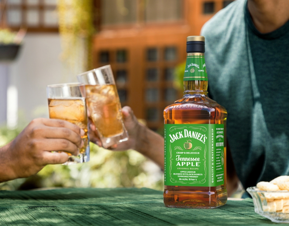 Anstoßen mit Jack Daniel’s Apple Gläsern im Freien.