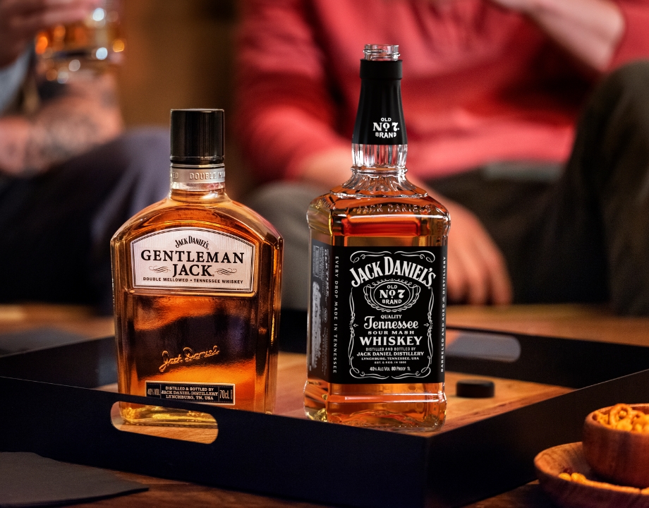 Gentleman Jack und Old No. 7 auf einem schwarzen Metalltablett.