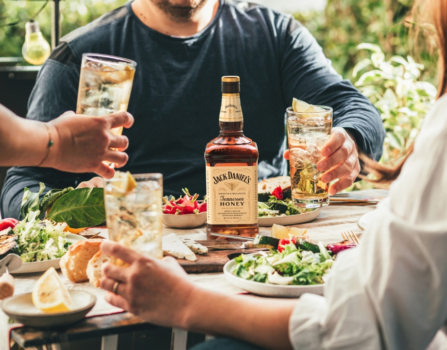 Grillfest-Szene mit Jack Daniel’s Honey Gläsern und Flasche.
